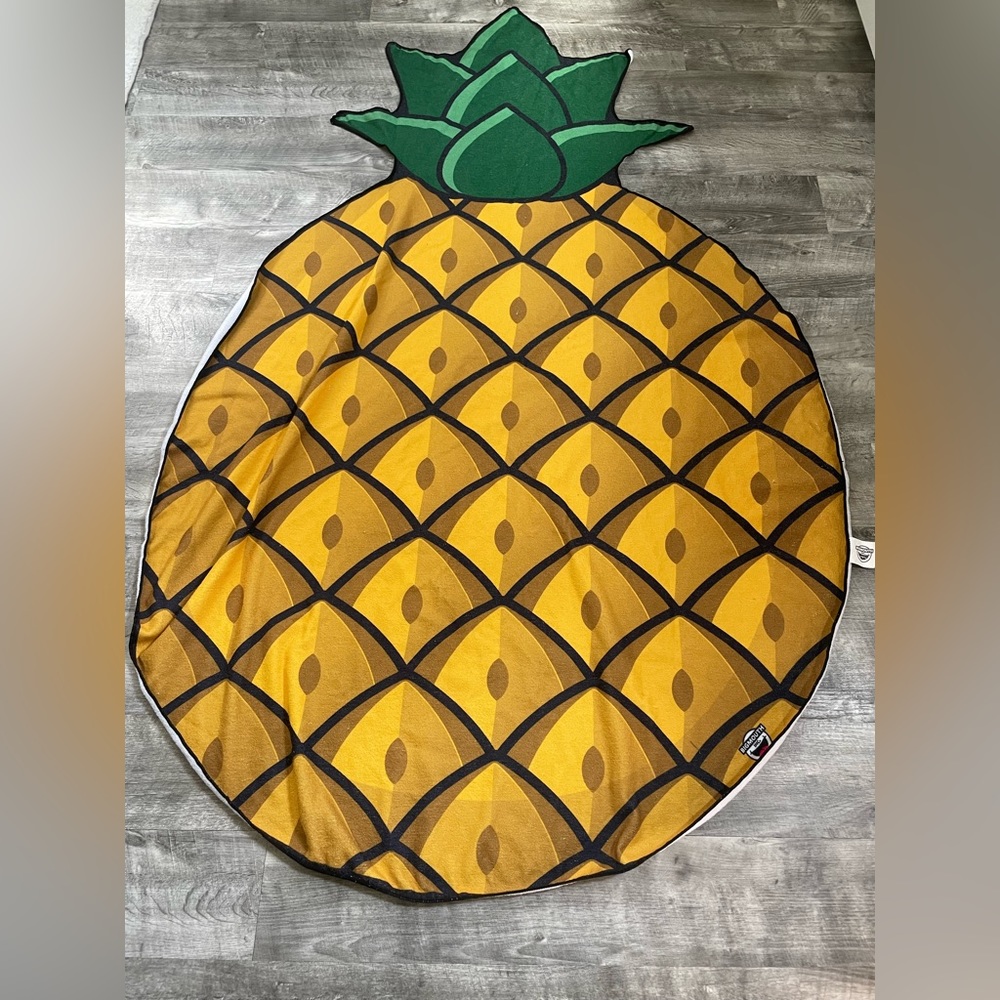 Pineapple beach blanket